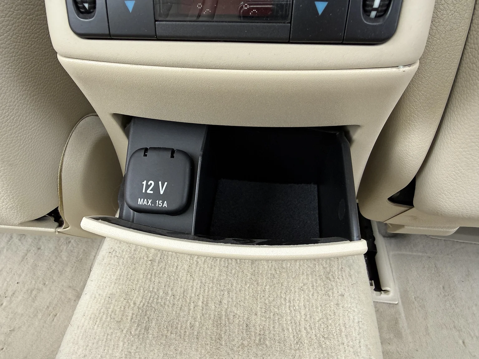 Interior image of 2004 Mercedes-Benz E 500 7G-Tronic (59)