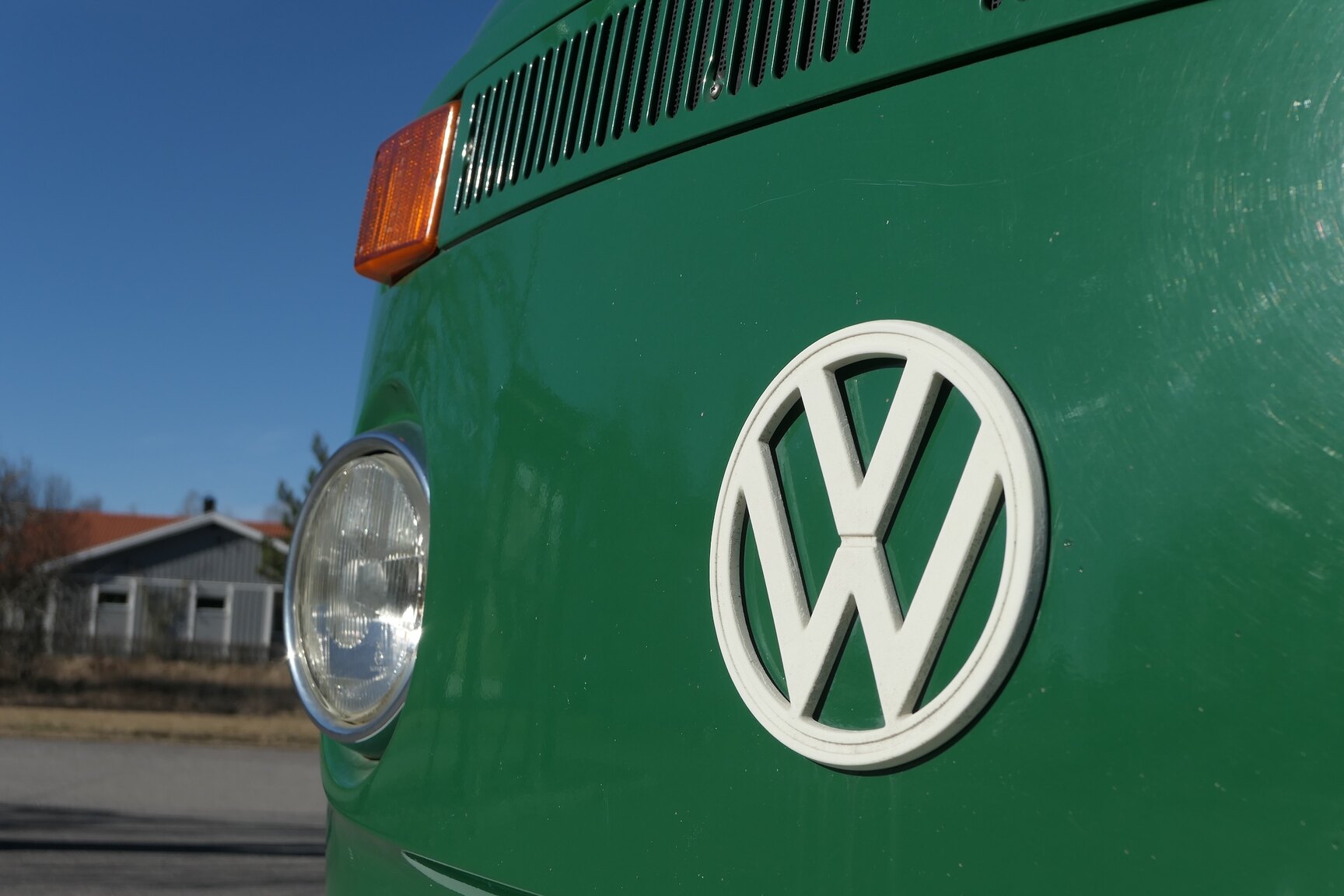 Exteriörbild på 1975 Volkswagen Transporter 1600 Minibuss