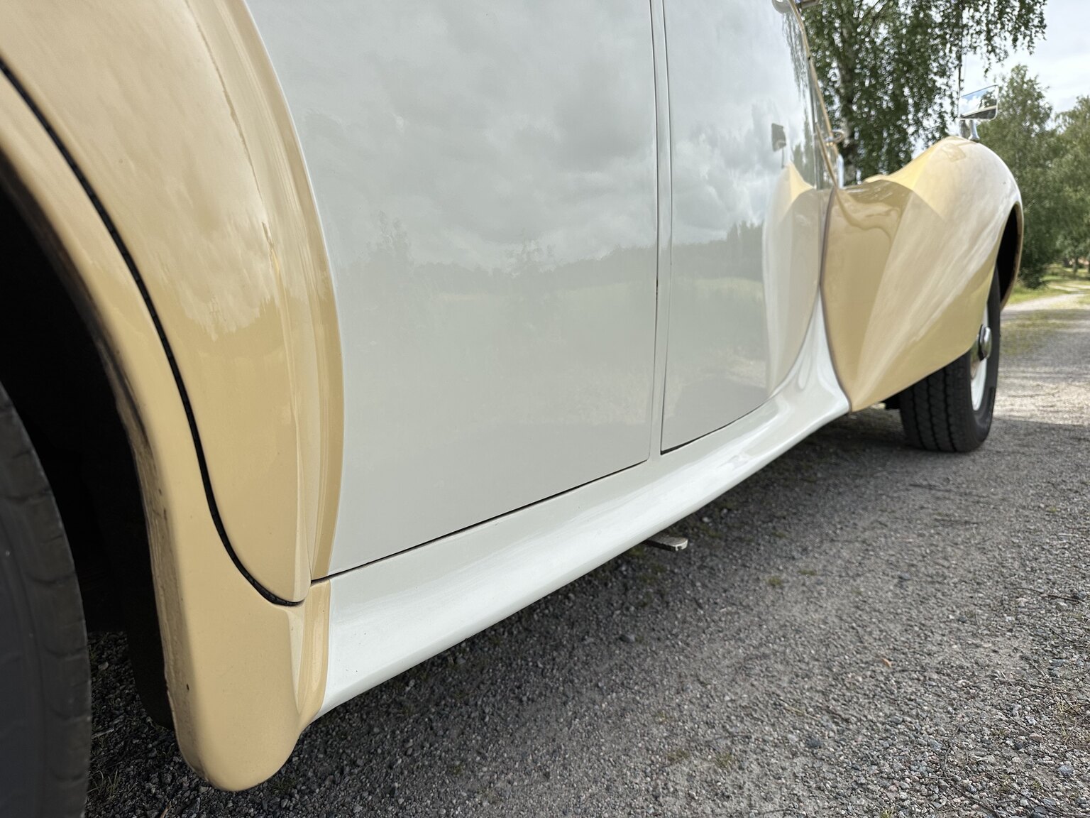 Exterior image of 1947 Bentley Mark IV Sport Saloon