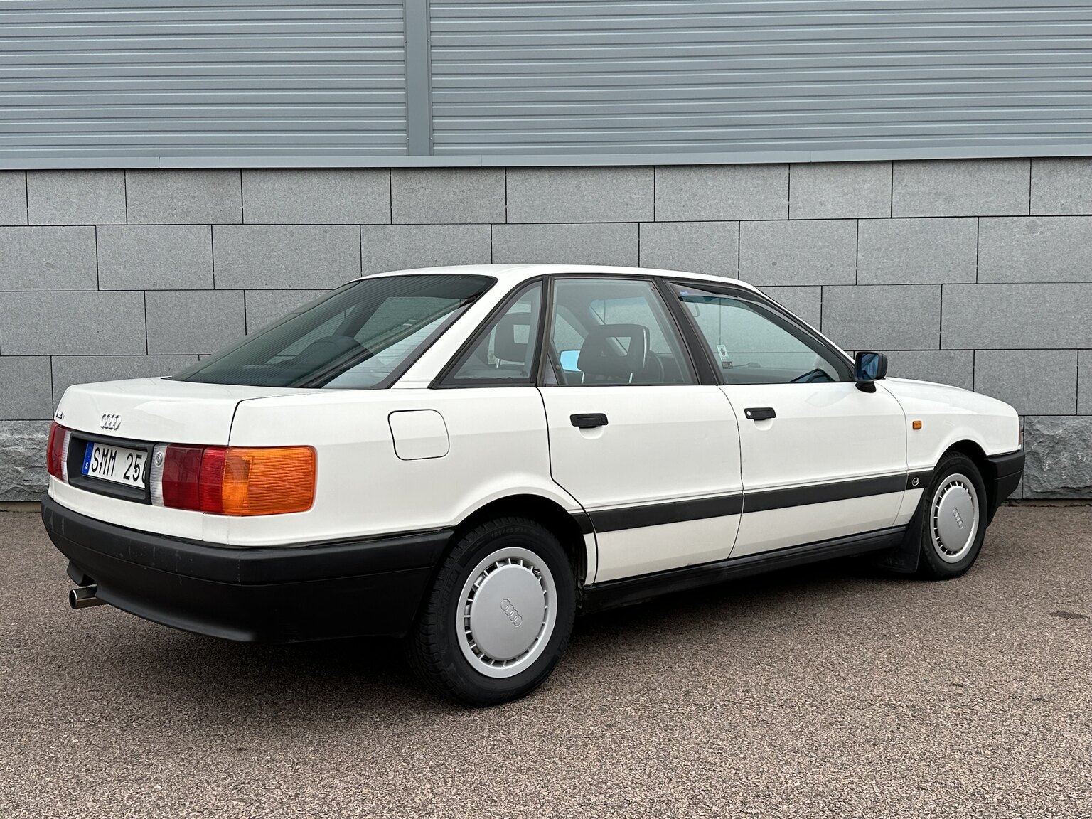 Exteriörbild på 1988 Audi 80 (48)