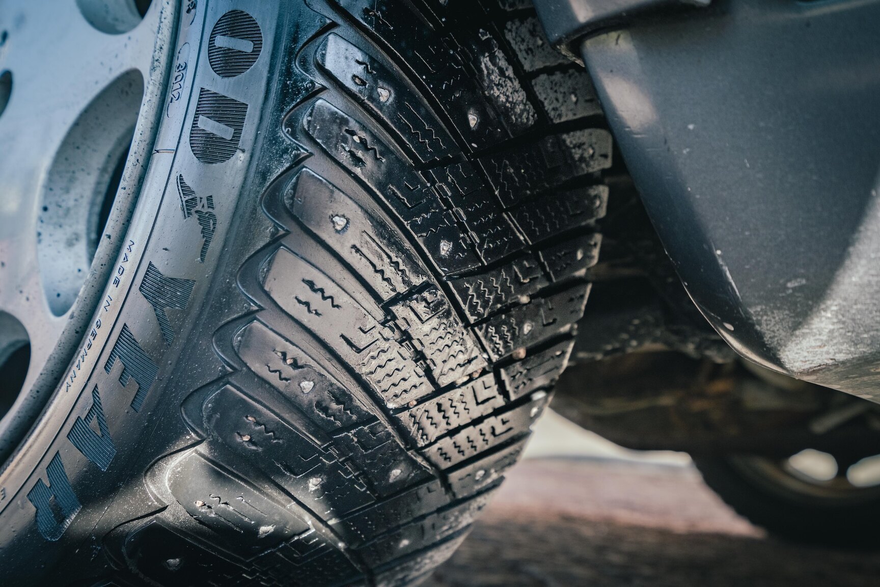 Exterior image of 1991 Mercedes-Benz 300E-24 (33)