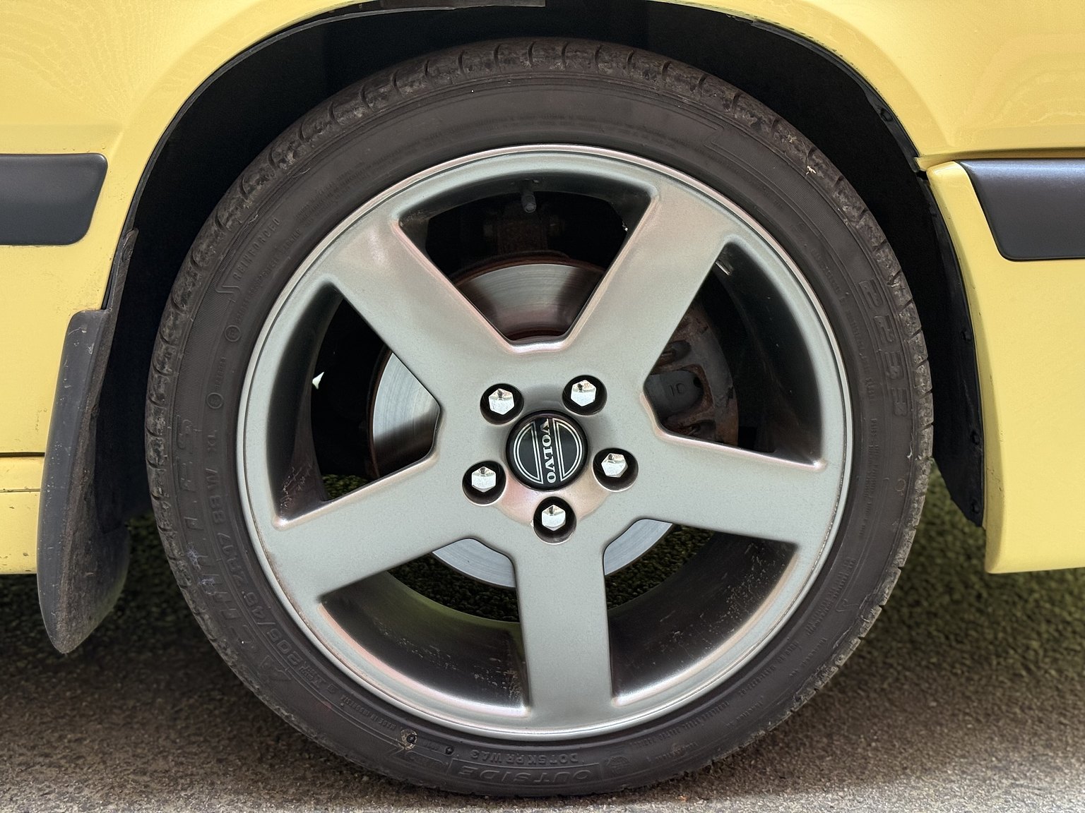 Exterior image of 1995 Volvo 850 T-5R