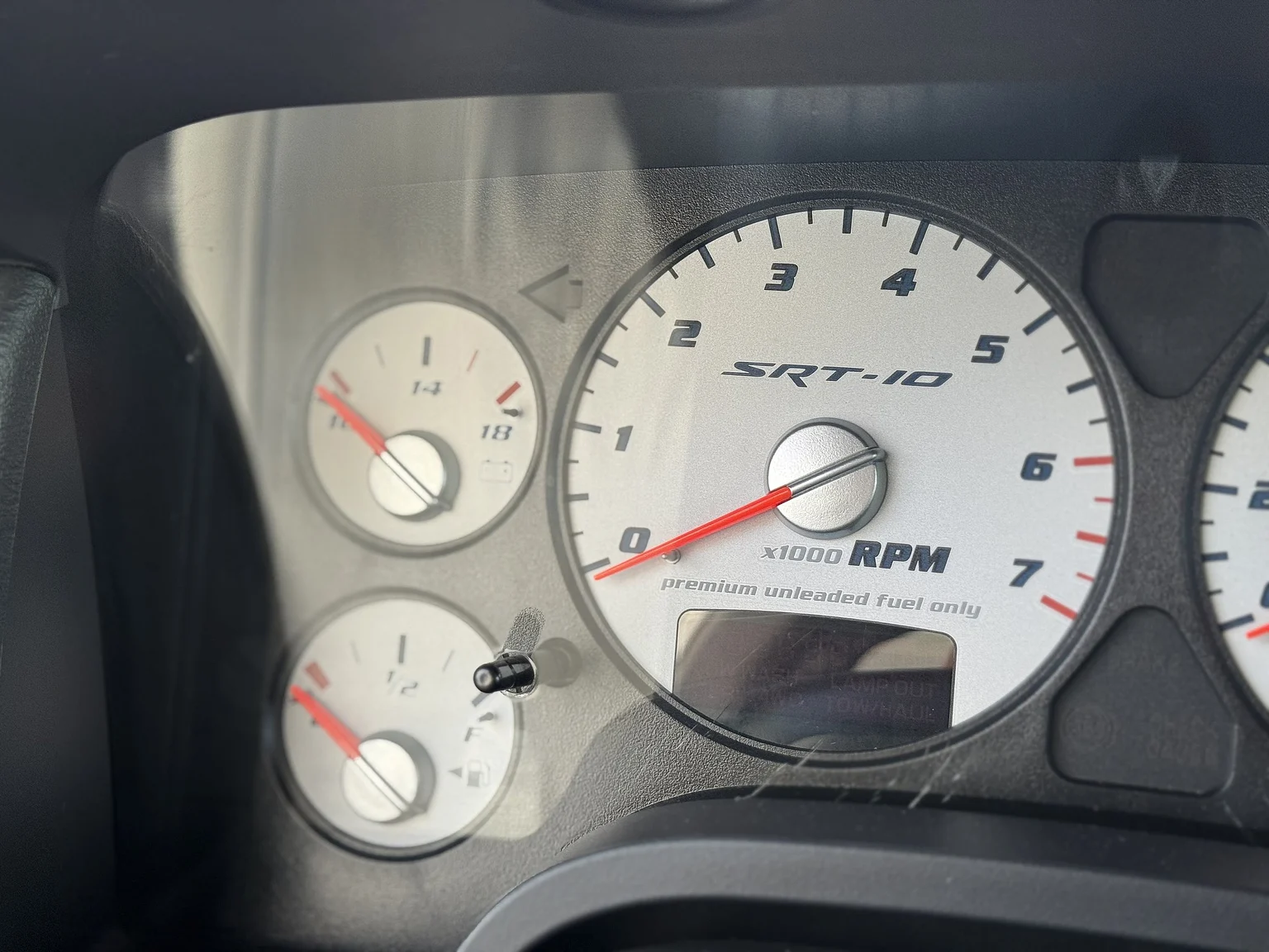 Innenraumfoto von 2005 Dodge RAM SRT-10 Regular Cab Manual  (11)