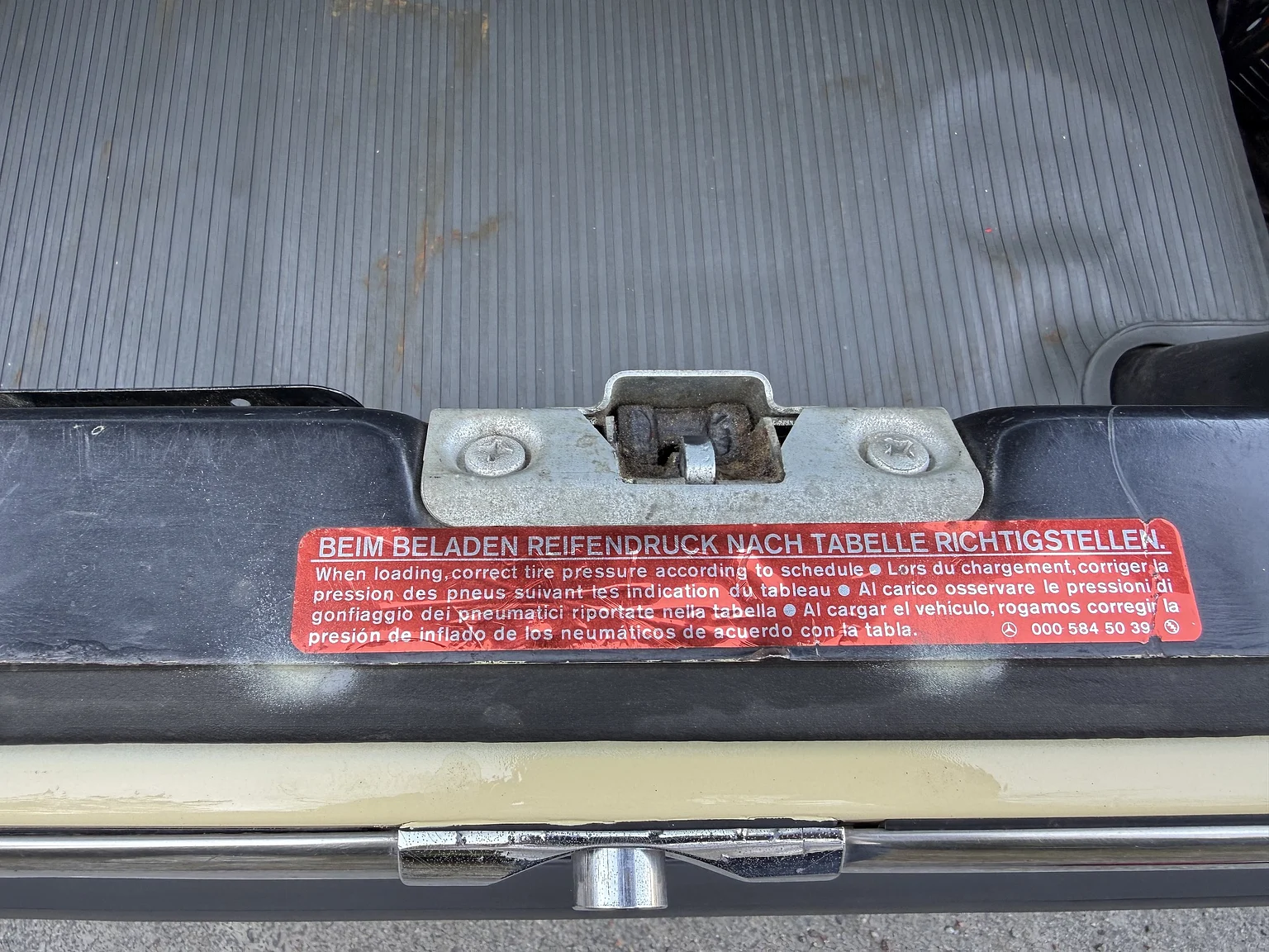 Innenraumfoto von 1974 Mercedes-Benz 230 Automatic (107)