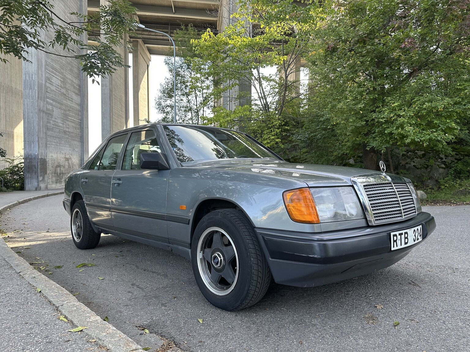 Exteriörbild på 1989 Mercedes-Benz 230E