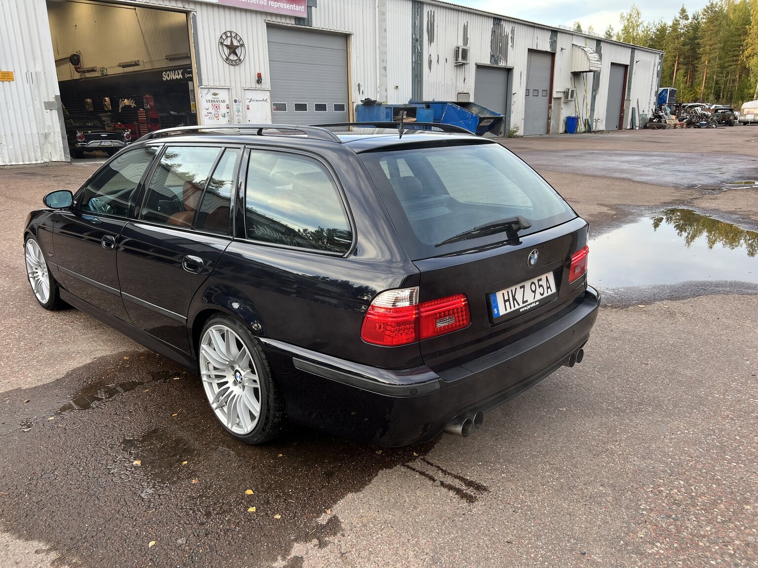Exterior image of 2003 BMW 540i Touring