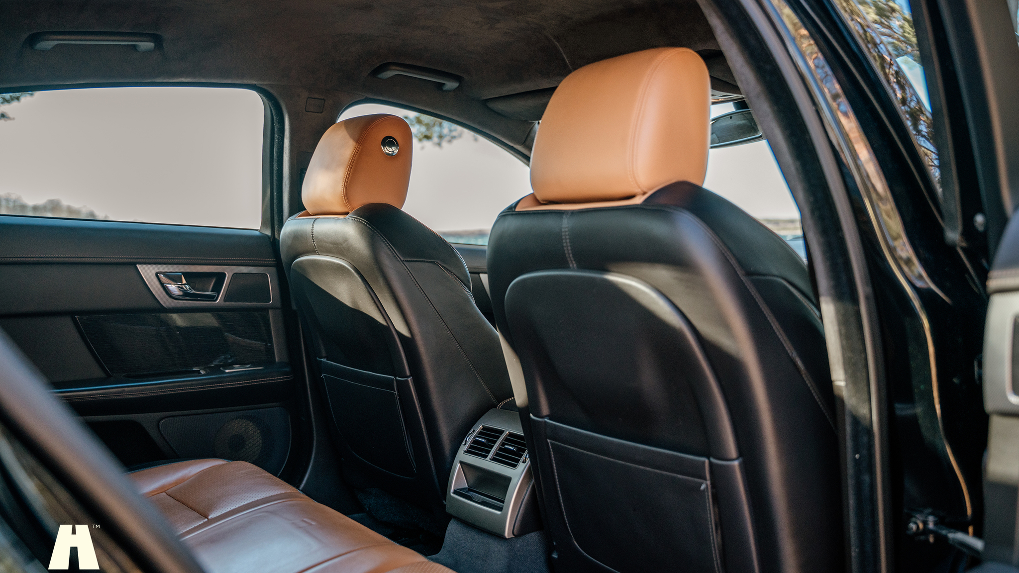 Interior image of 2010 Jaguar XFR (11)