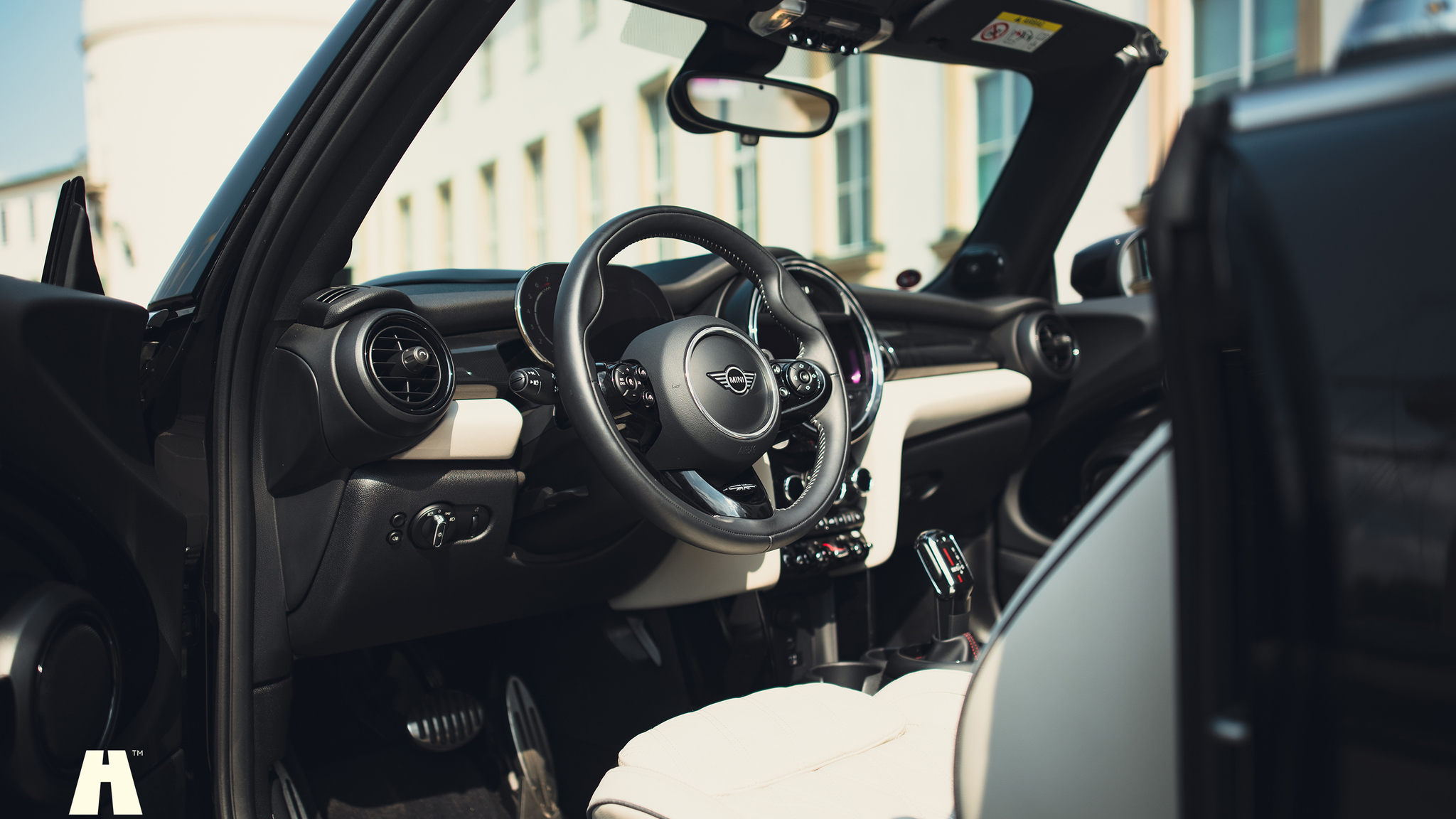 Innenraumfoto von 2021 Mini John Cooper Works Cabriolet  (2)