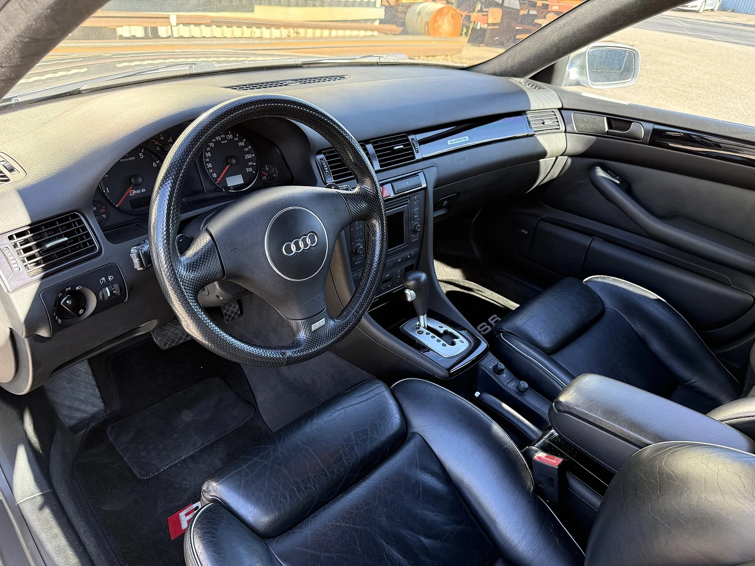 Innenraumfoto von 2002 Audi RS 6 Avant (1)