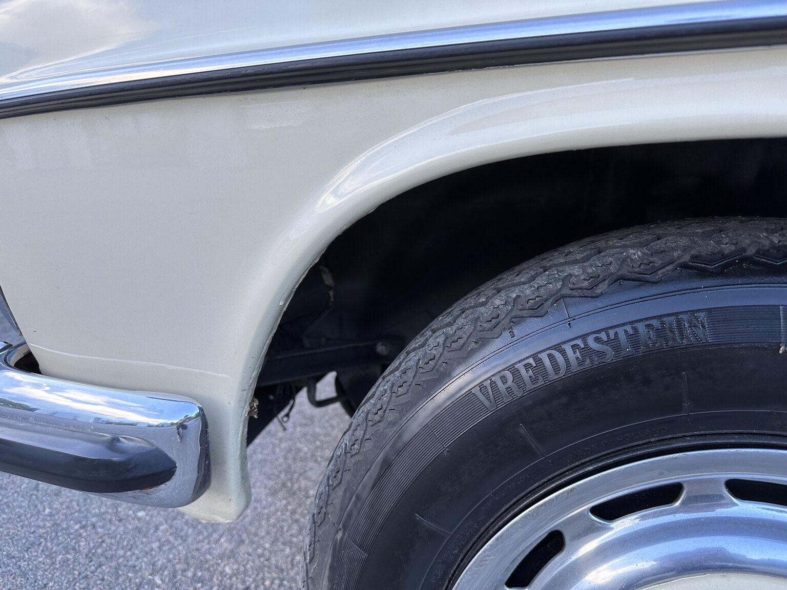 Exteriörbild på 1974 Mercedes Benz 230.6