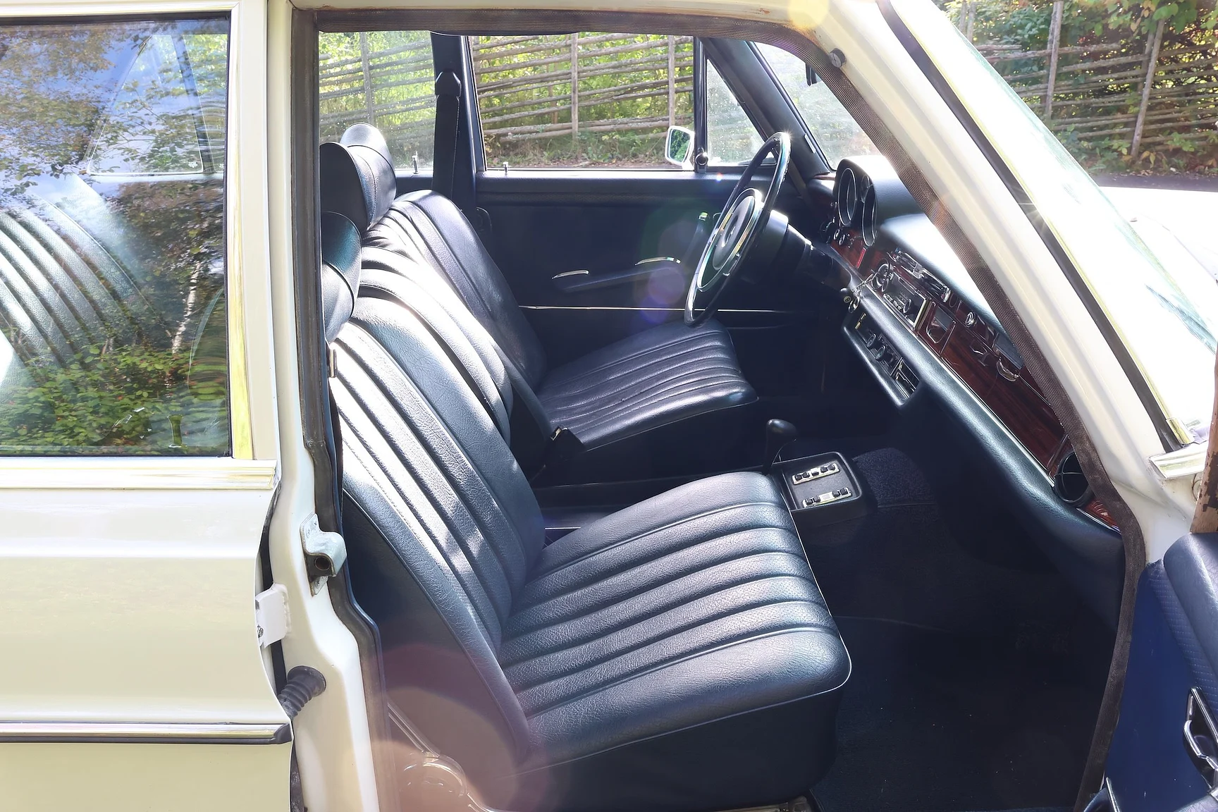 Interior image of 1972 Mercedes-Benz 280 SE 4.5  (20)