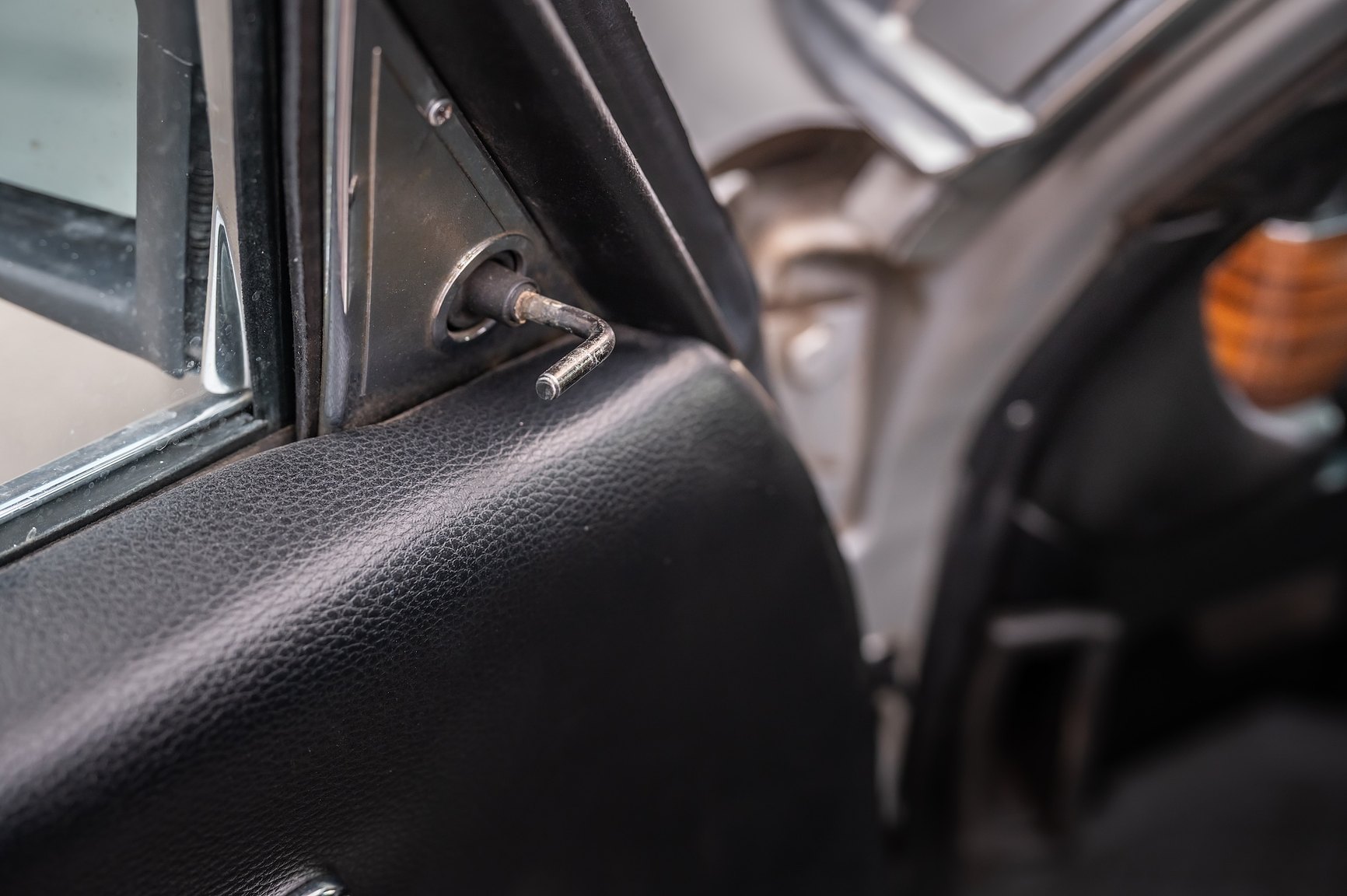 Interior image of 1975 Mercedes-Benz 280 SE 