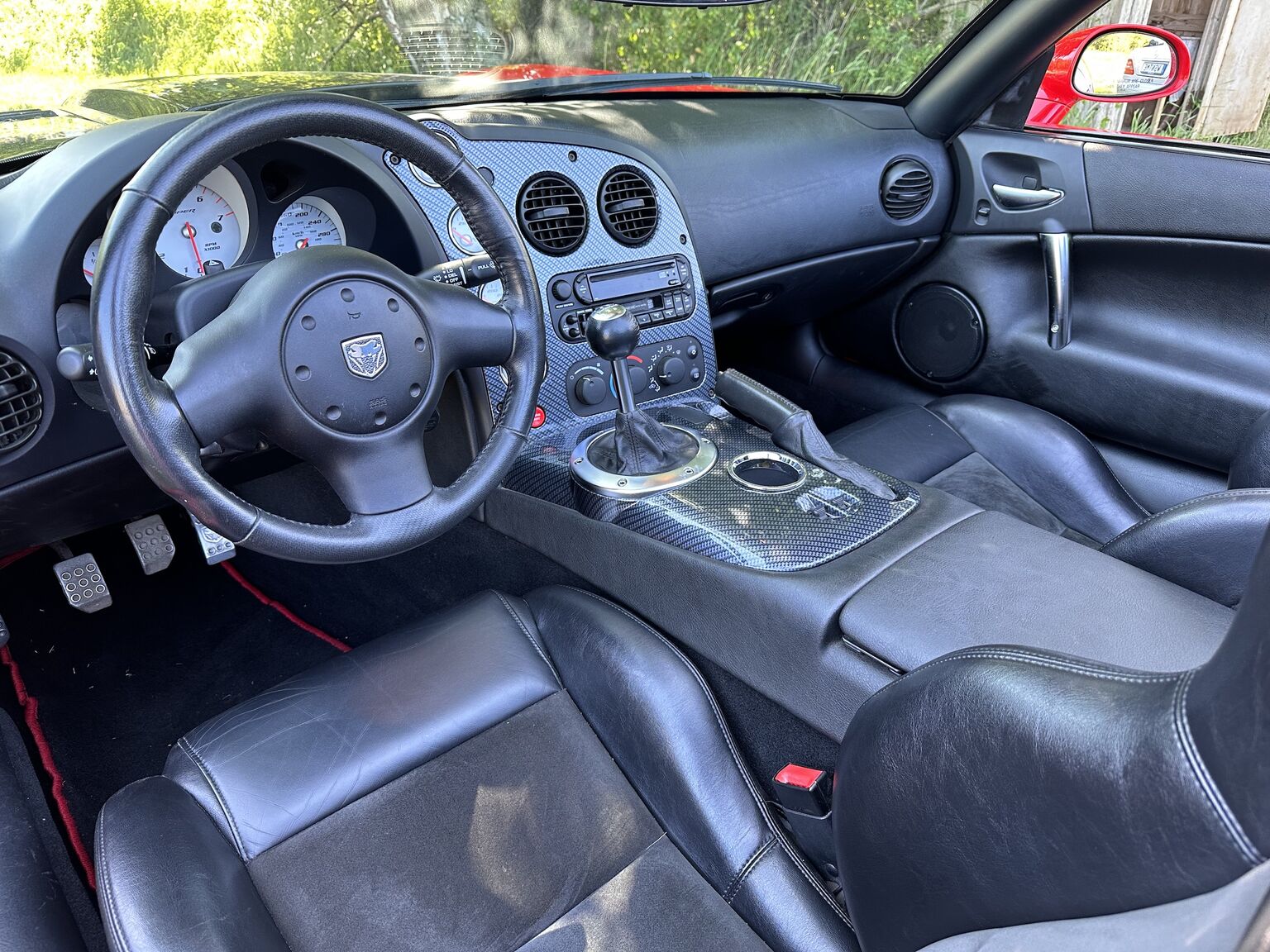 Interior image of 2004 Dodge Viper SRT-10 (1)