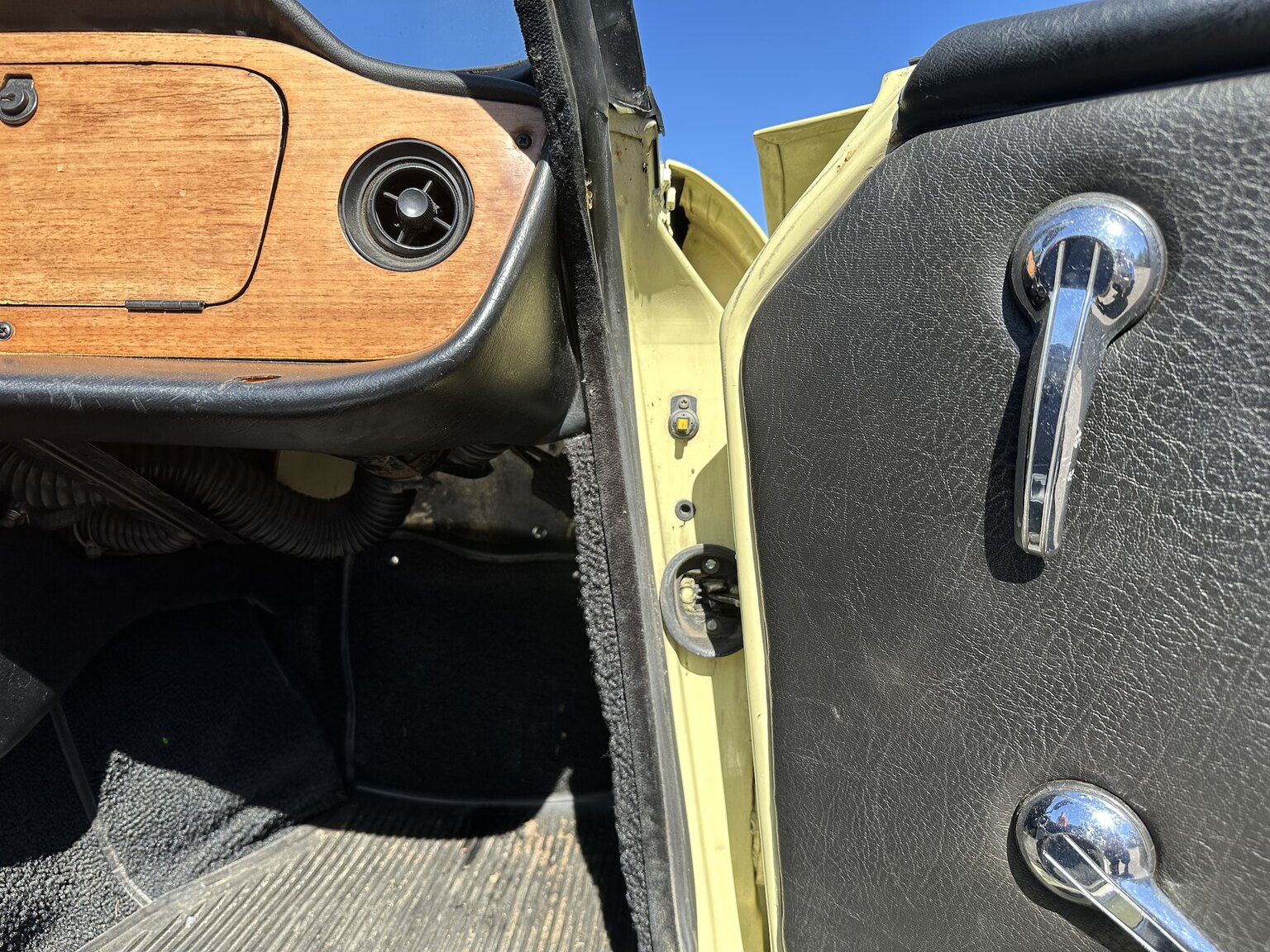 Interior image of 1971 Triumph TR6 (21)