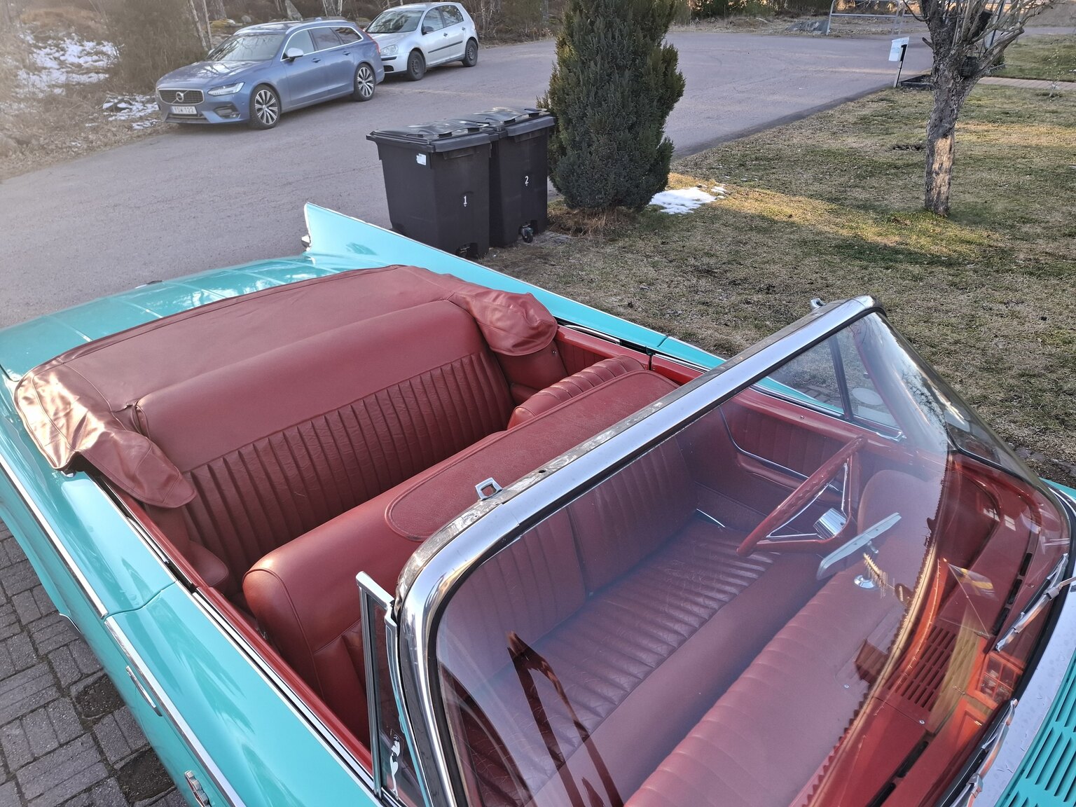 Exterior image of 1961 Chrysler Newport Cabriolet