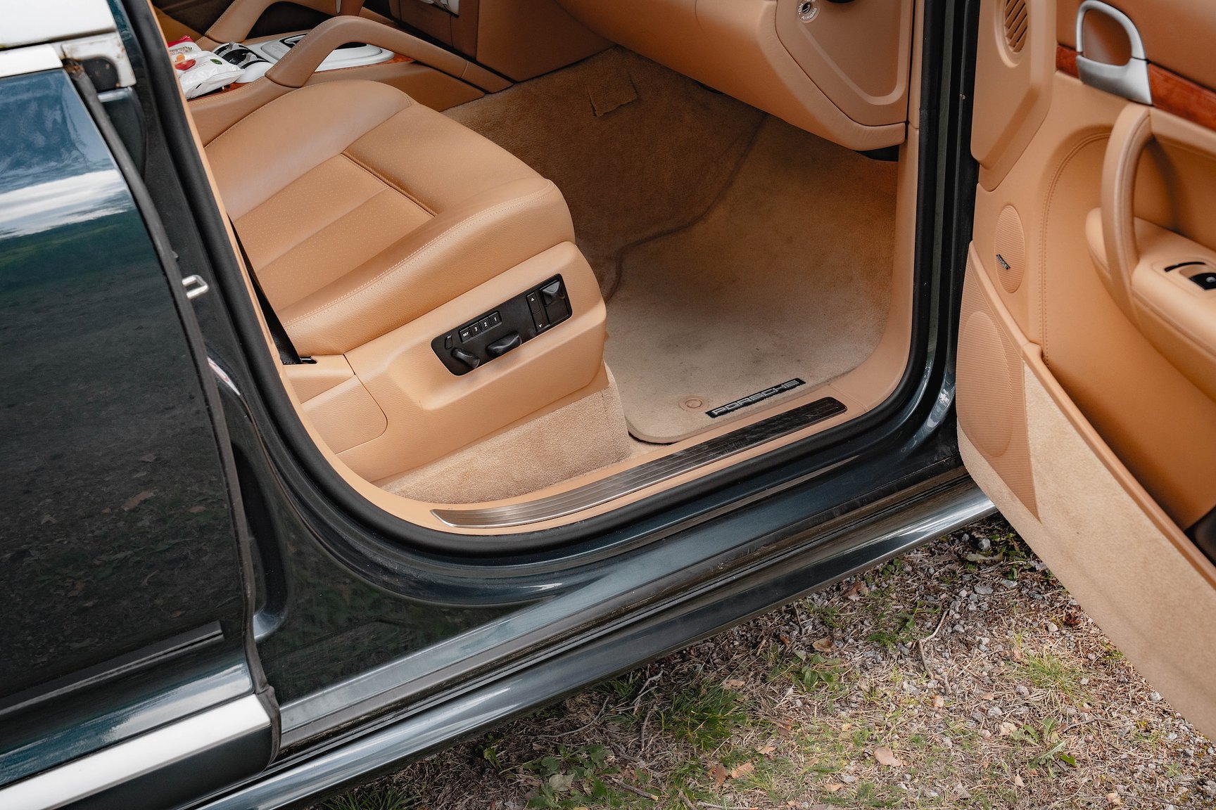 Interior image of 2005 Porsche Cayenne Turbo WLS