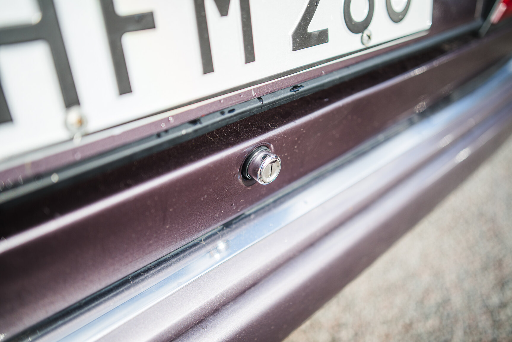 Exterior image of 1993 Mercedes-Benz E 220