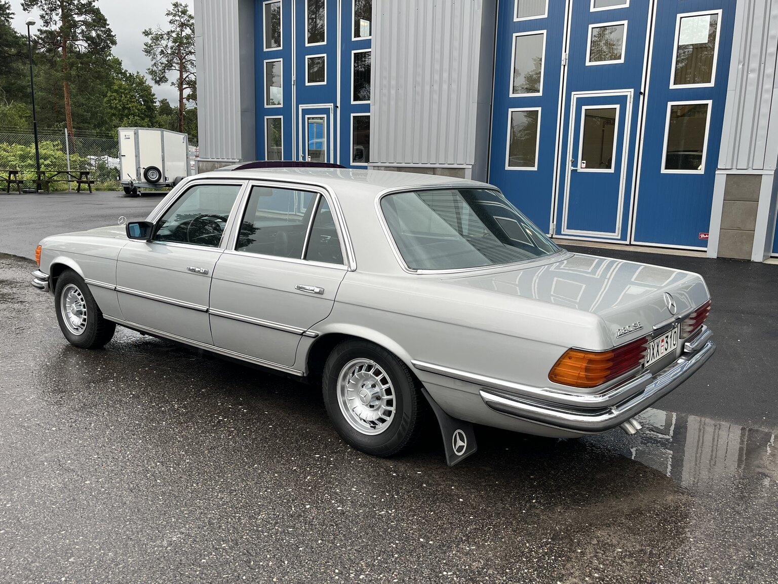 Exterior image of 1975 Mercedes-Benz 280 SE