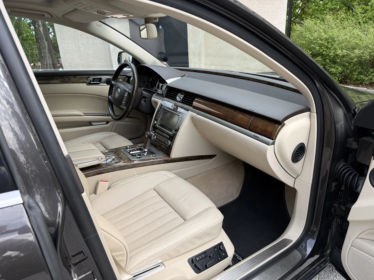 Innenraumfoto von 2009 Volkswagen Phaeton W12 LWB Executive (6)