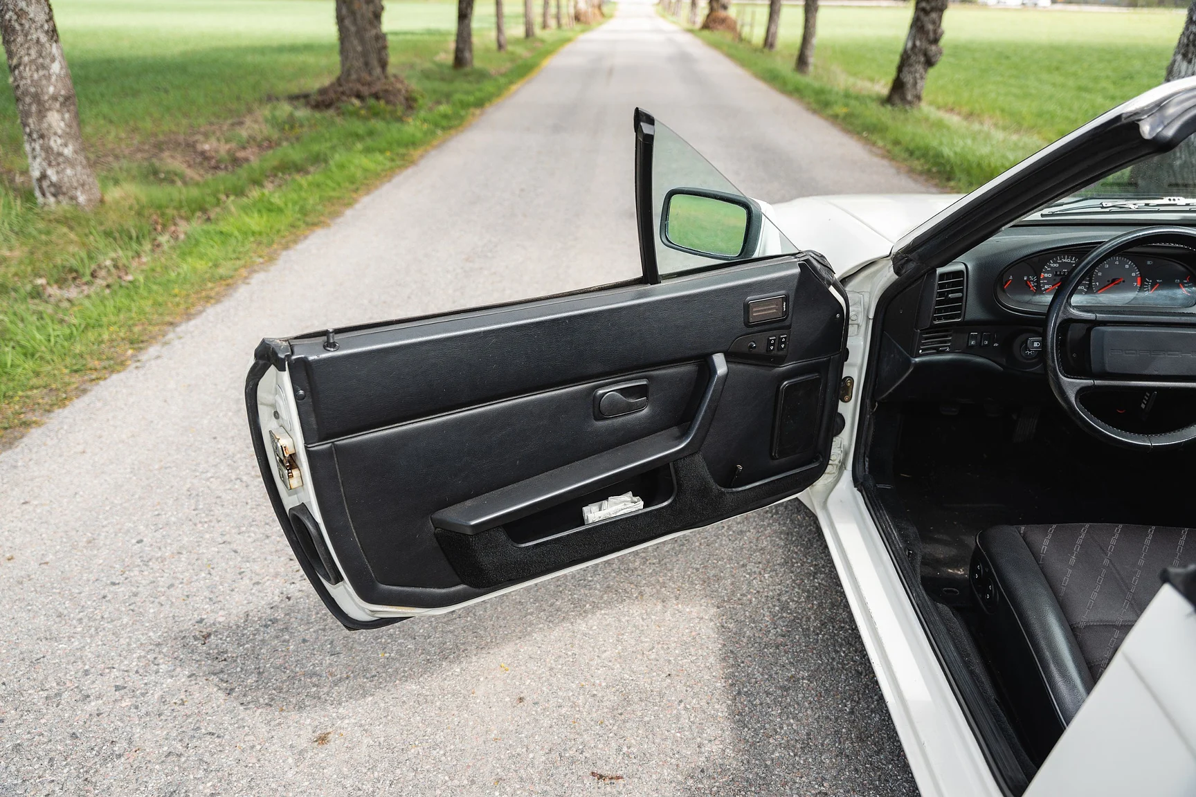Interior image of 1990 Porsche 944 S2 Cabriolet  (13)