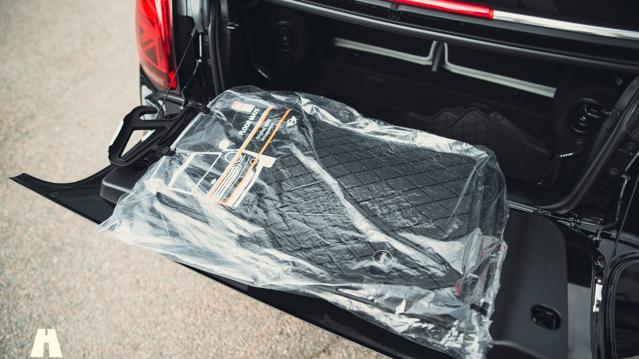 Innenraumfoto von 2021 Mini John Cooper Works Cabriolet  (74)