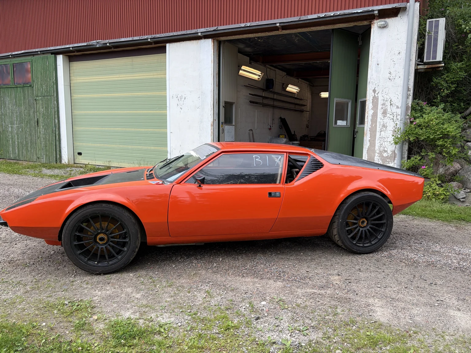 Exteriörbild på 1972 De Tomaso Pantera LS Restomod (8)