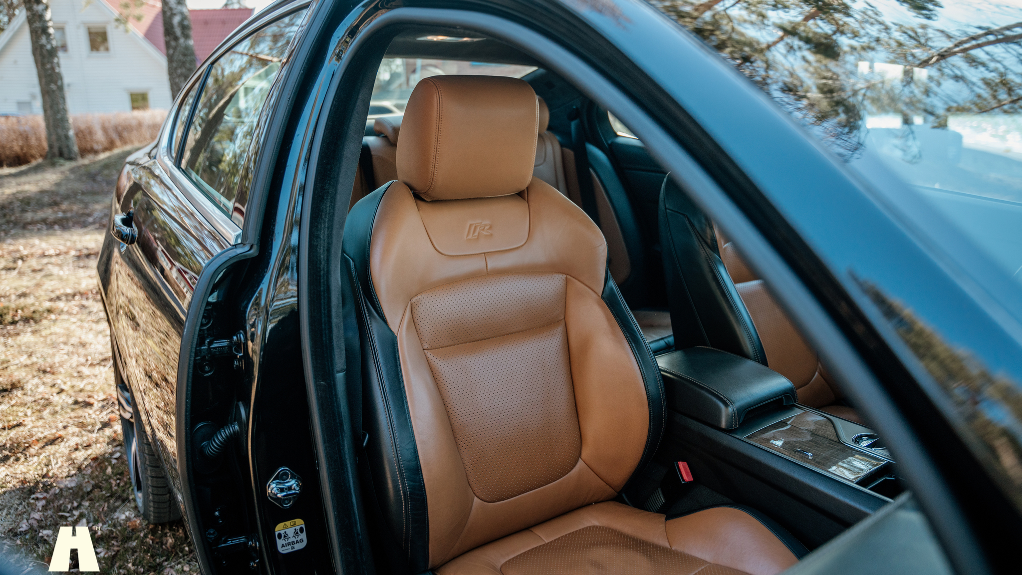 Interior image of 2010 Jaguar XFR (6)