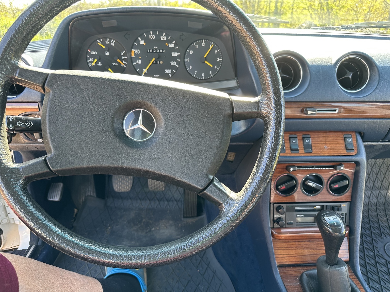 Interior image of 1985 Mercedes-Benz 200