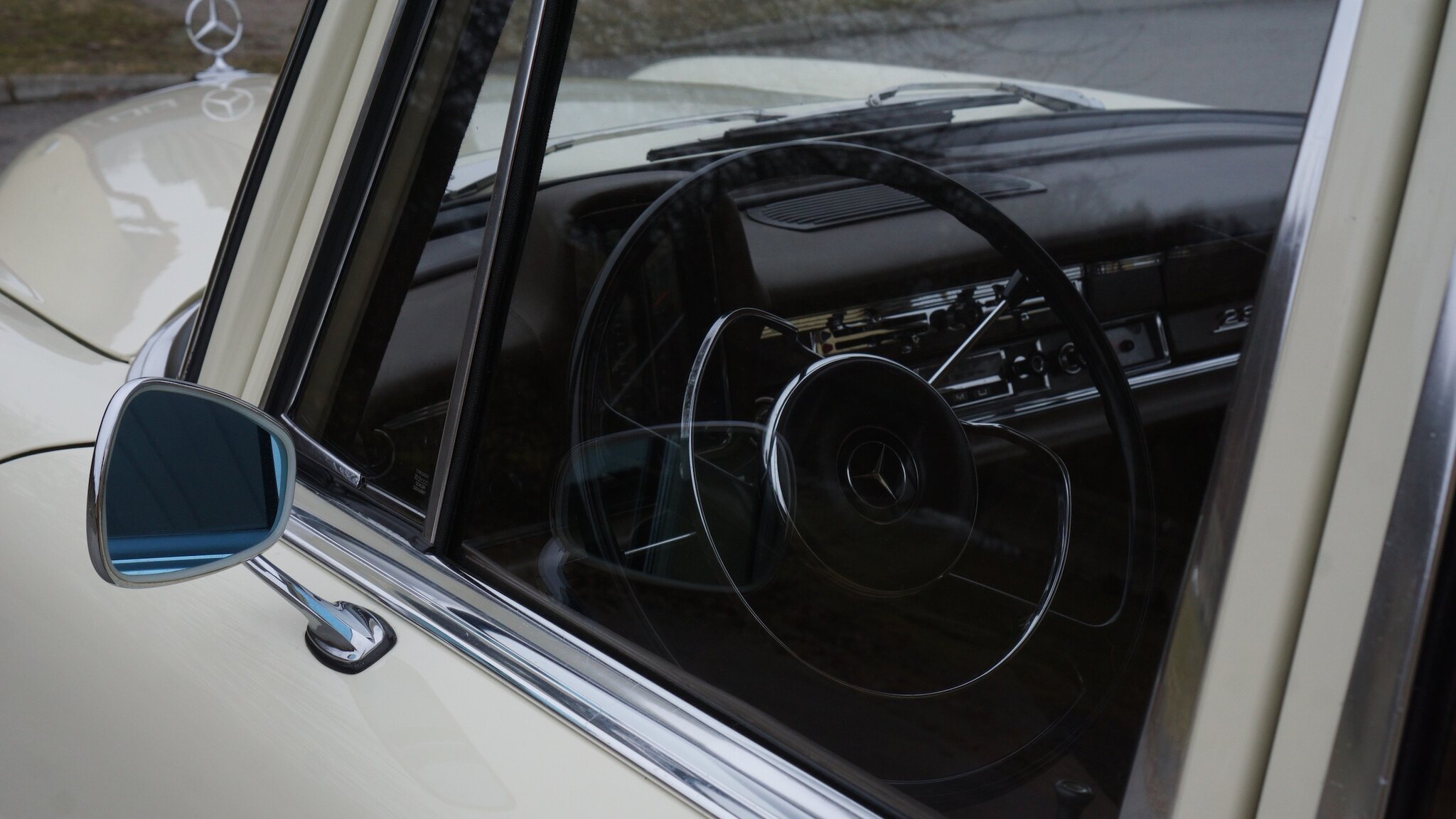 Exteriörbild på 1966 Mercedes-Benz 230 S