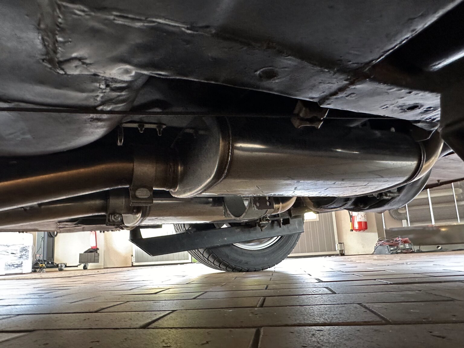 Image of 1969 Ford Mustang Fastback Boss Race Car mechanics