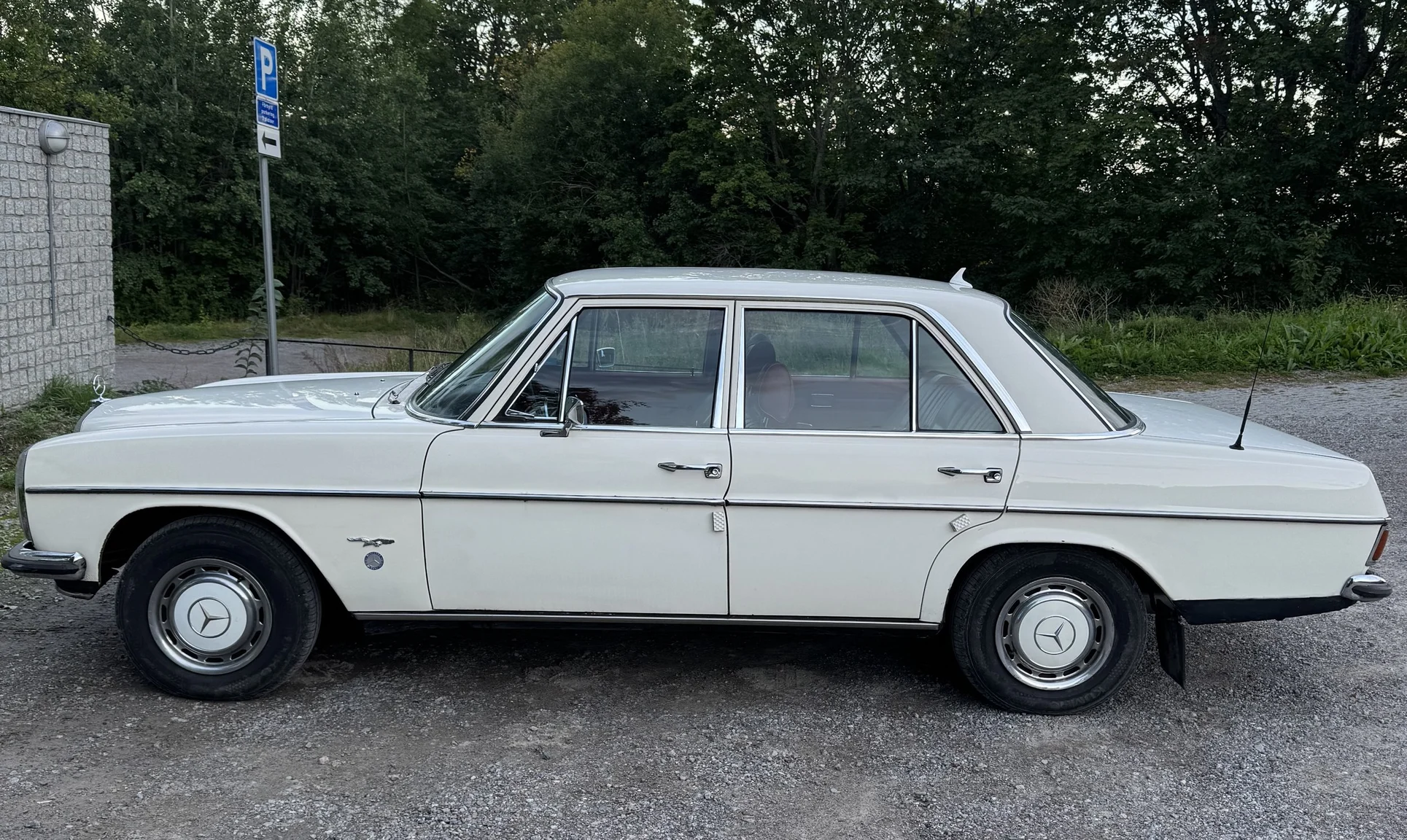 Aussenfoto 1972 Mercedes-Benz 200 (12)
