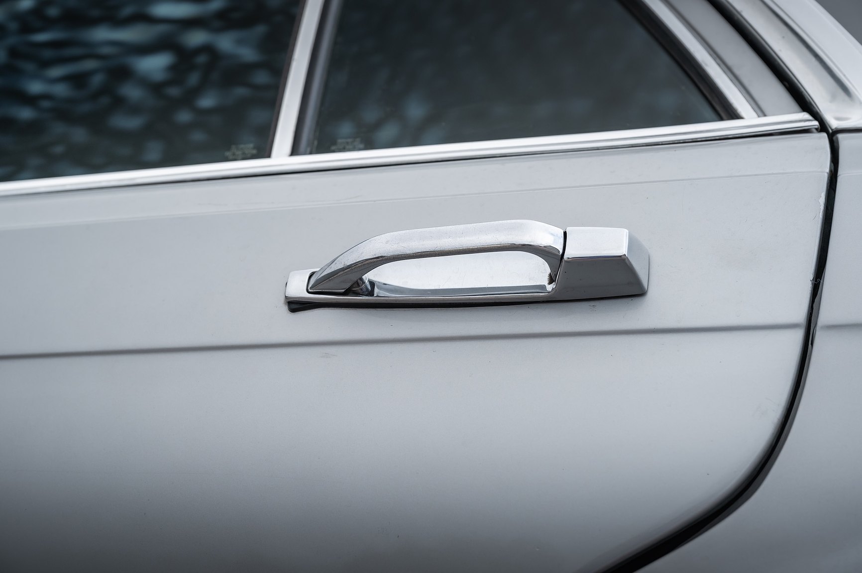 Exteriörbild på 1975 Mercedes-Benz 280 SE 