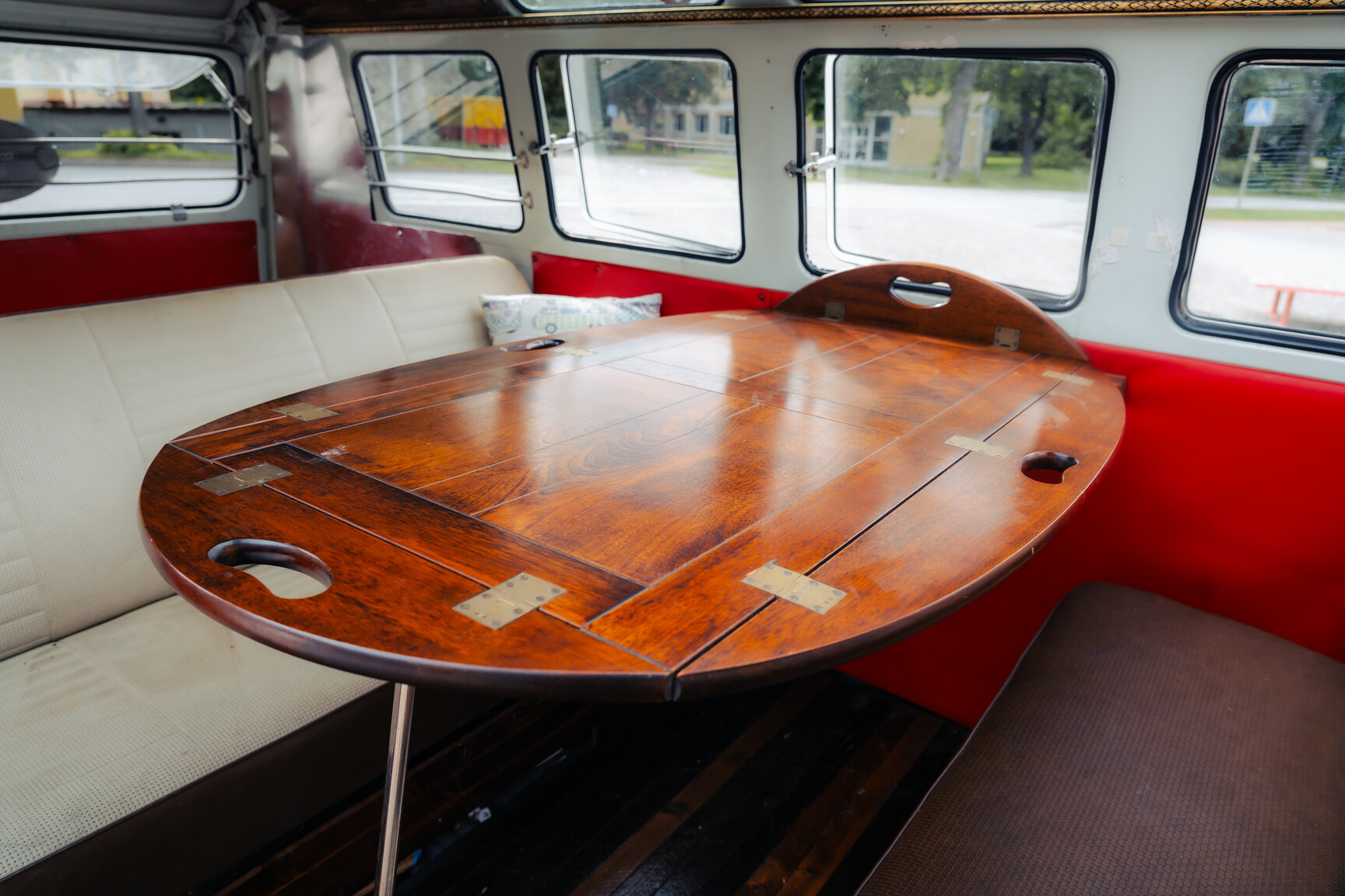 Interiörbild 1964 Volkswagen Kleinbus Transporter 1500 Deluxe “21-fönsters Samba”