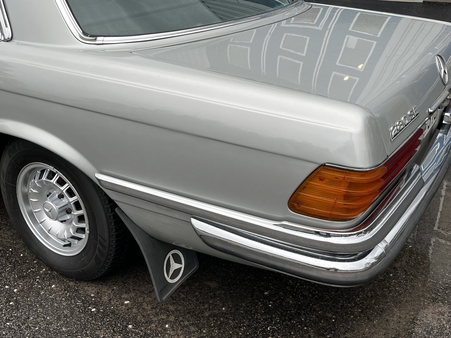 Exteriörbild på 1975 Mercedes-Benz 280 SE