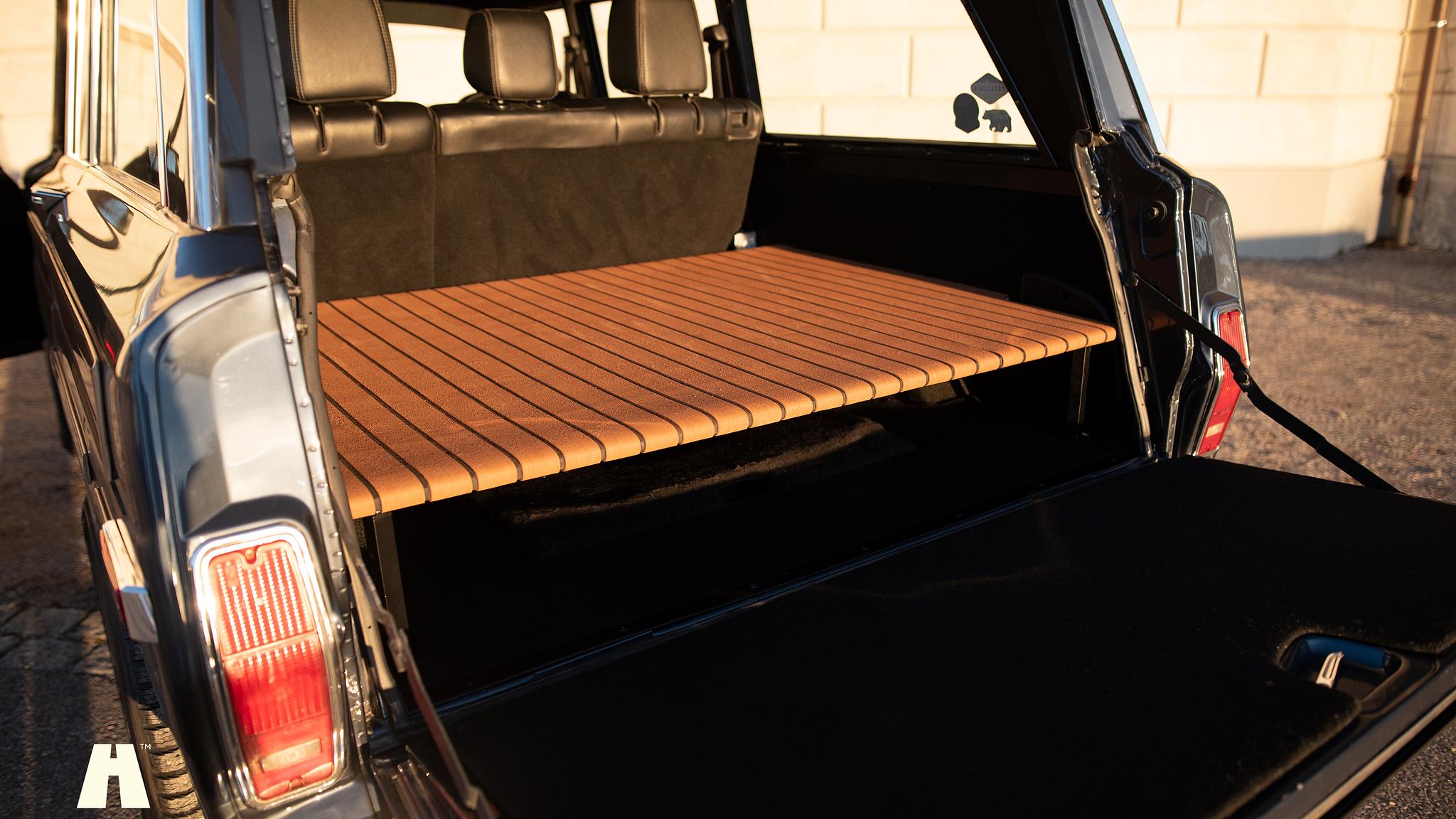 Innenraumfoto von 2015 Woodland Restomod Grand Wagoneer #002 Euro 6
