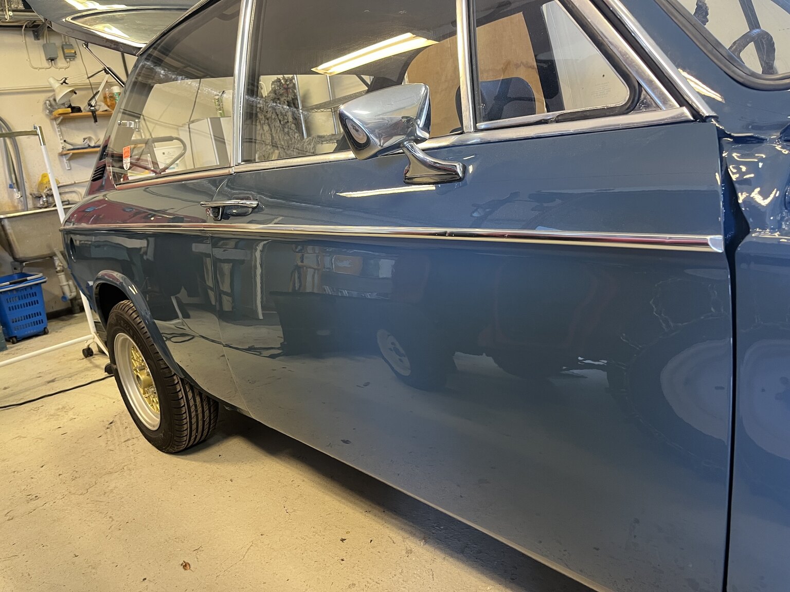 Exterior image of 1972 BMW 2000 Touring