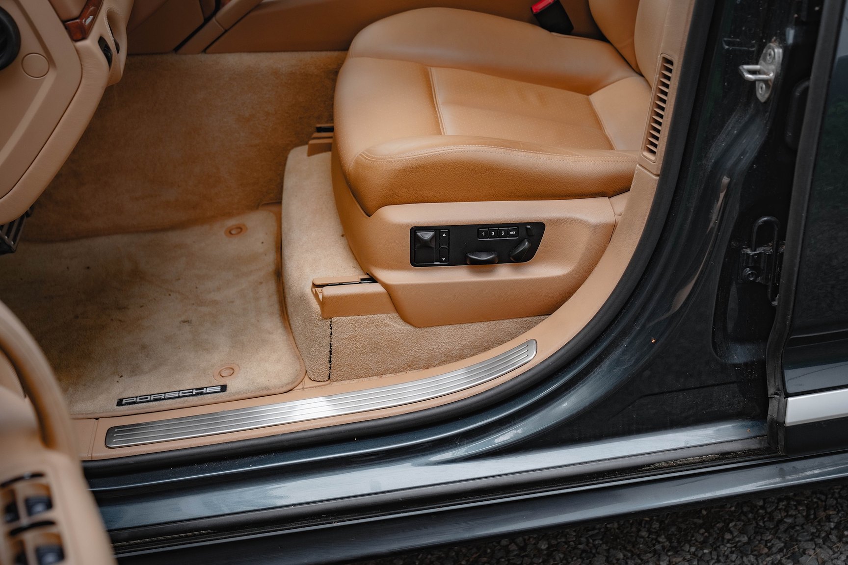 Interior image of 2005 Porsche Cayenne Turbo WLS