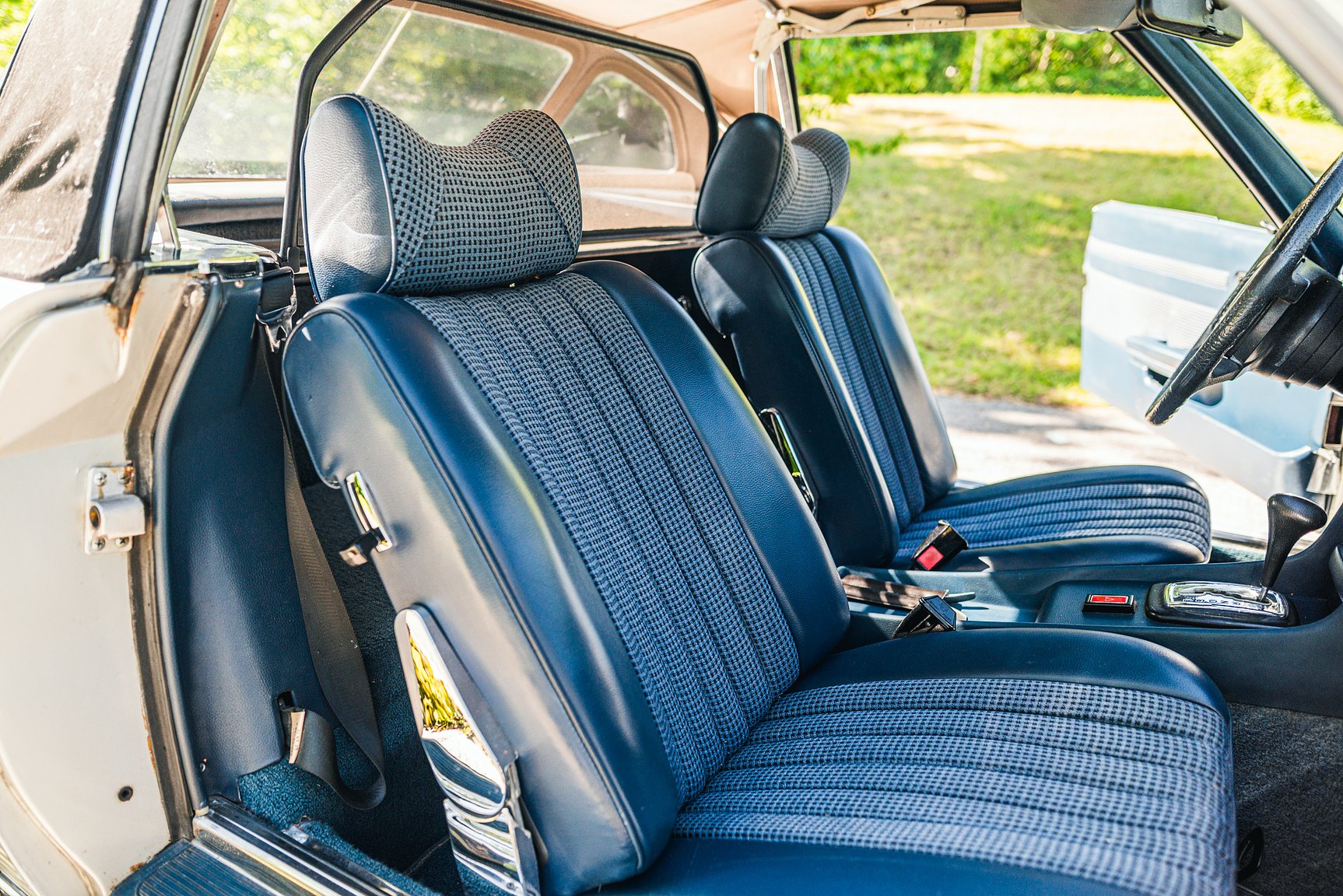 Interior image of 1972 Mercedes-Benz 350 SL