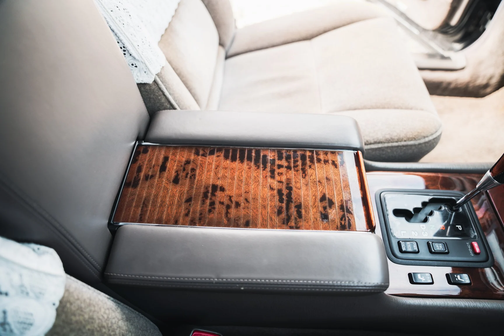 Innenraumfoto von 2000 Toyota Century V12 G50 (55)