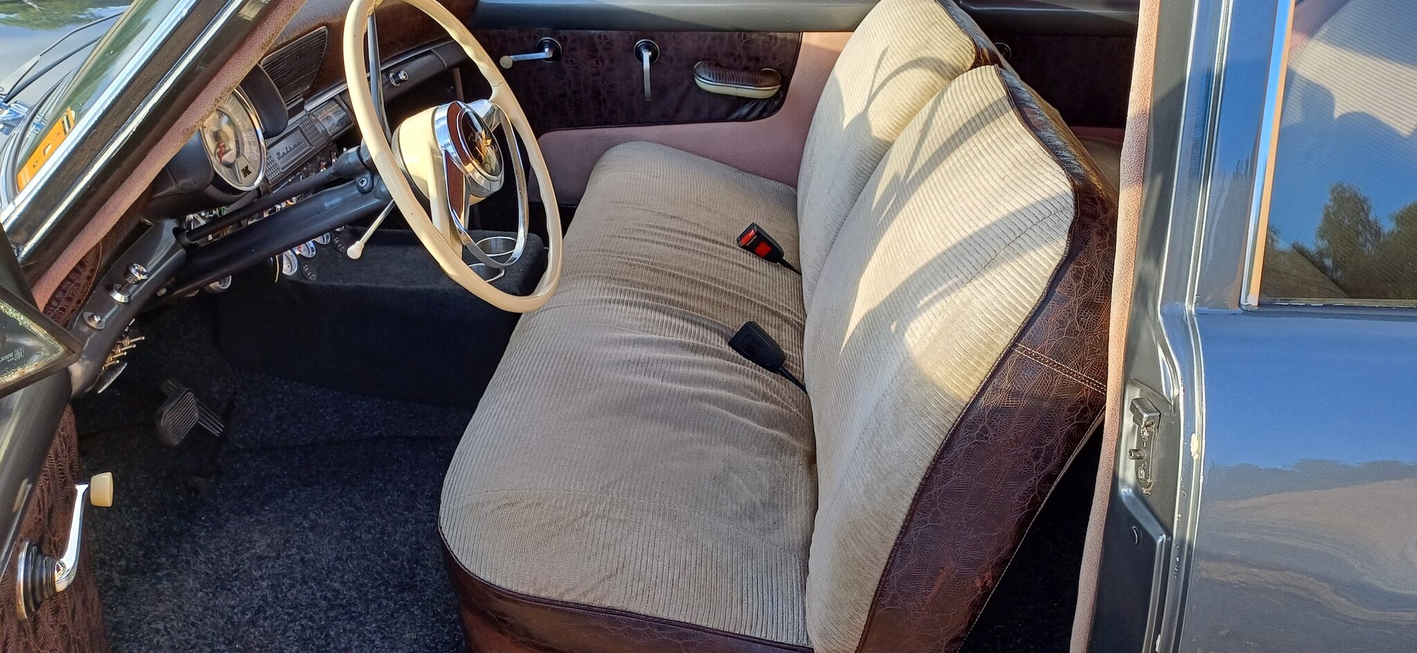 Interiörbild 1953 Kaiser Deluxe Club 2-door