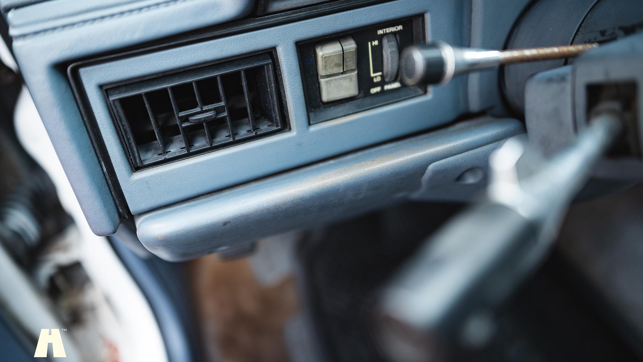 Interior image of 1994 Oldsmobile Cutlass Ciera Sedan 3.1 (63)