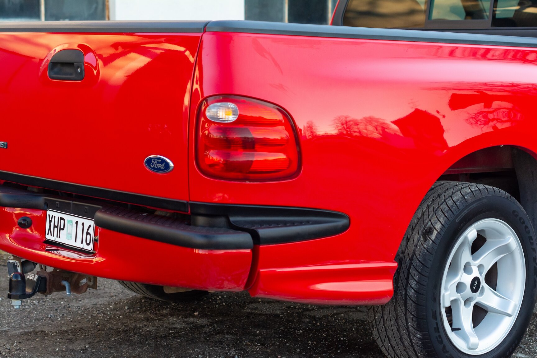 Exterior image of 2000 FORD F-150 SVT Lightning