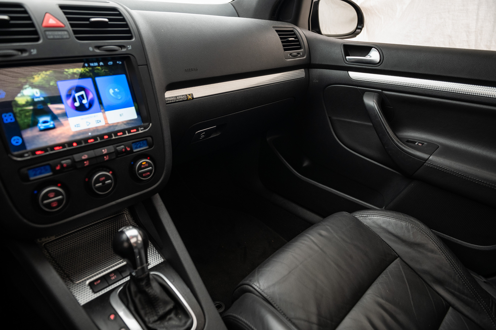 Innenraumfoto von 2006 Volkswagen Golf R32