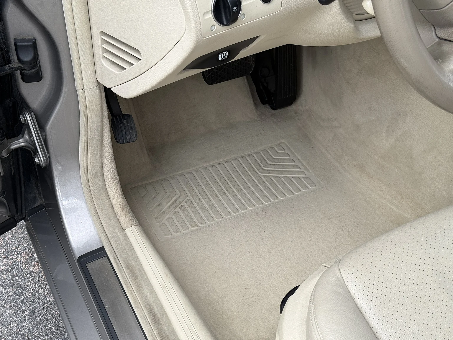 Interiörbild 2004 Mercedes-Benz E 500 7G-Tronic (21)