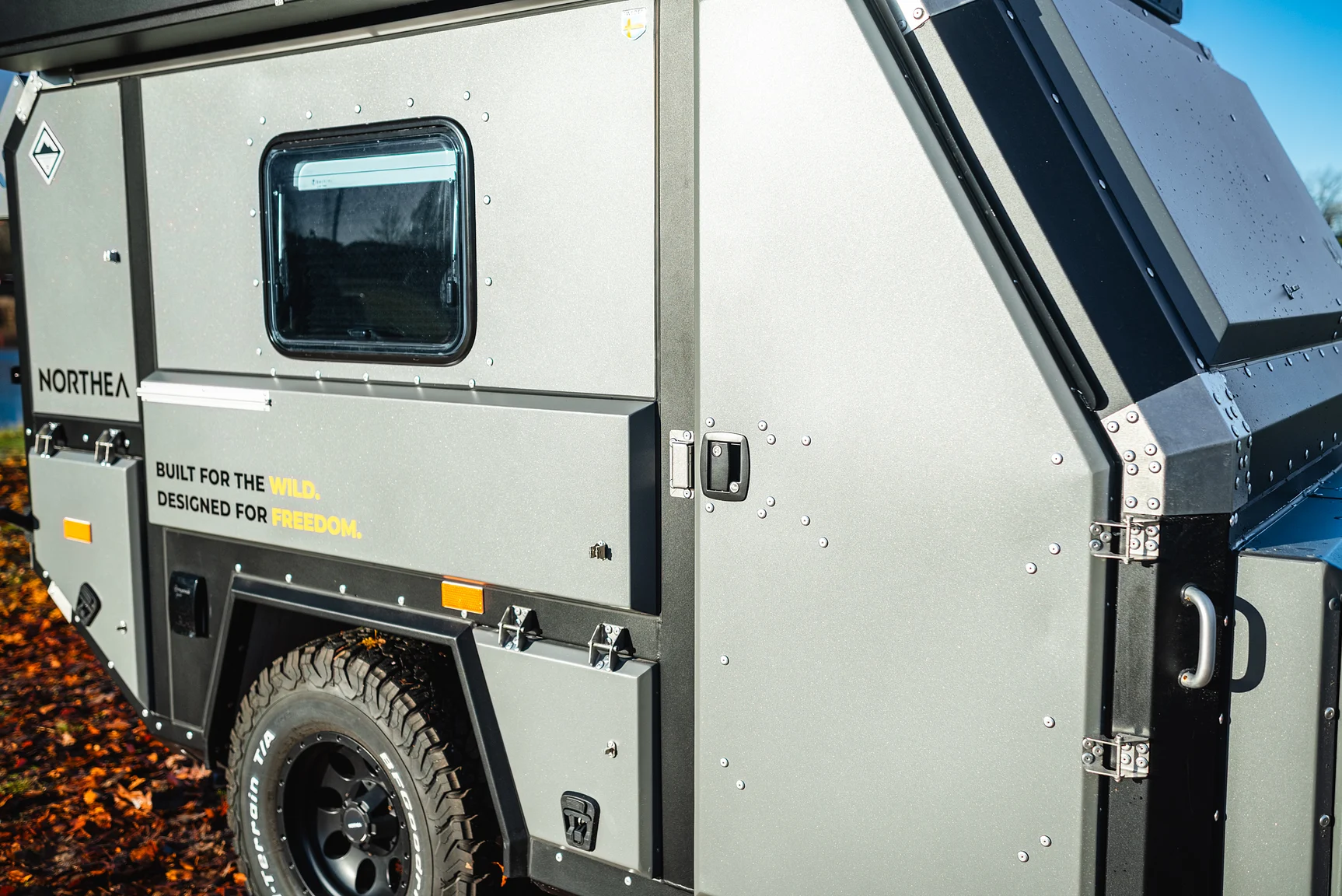 Exterior image of 2025 Northea Trailer Expedition Crawler 458i Offgrid-Camper (21)