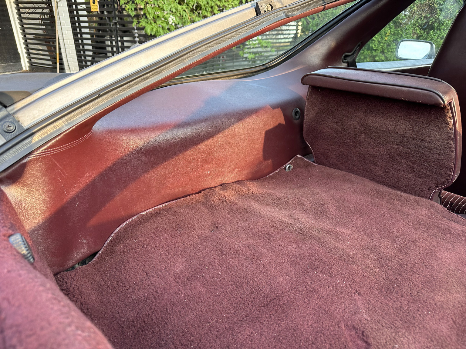 Interior image of 1985 Porsche 928 (48)