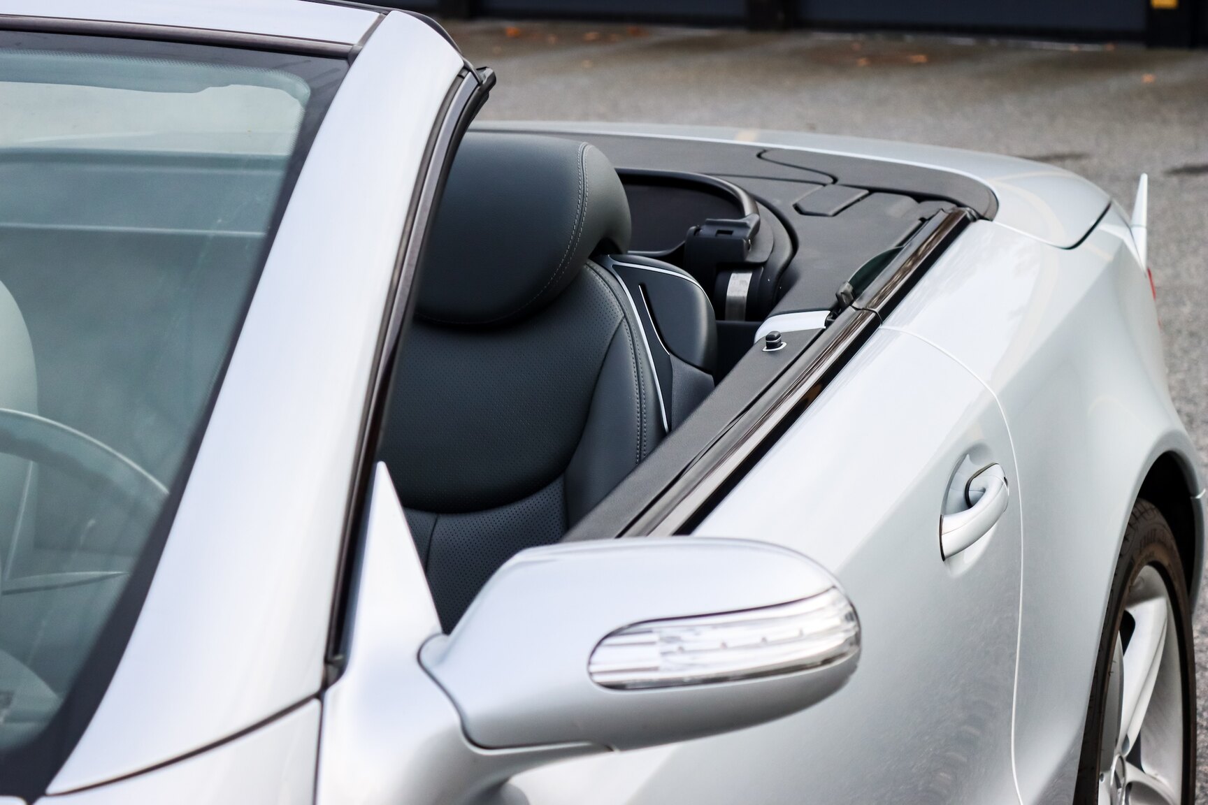 Exterior image of 2006 Mercedes-Benz SL 500