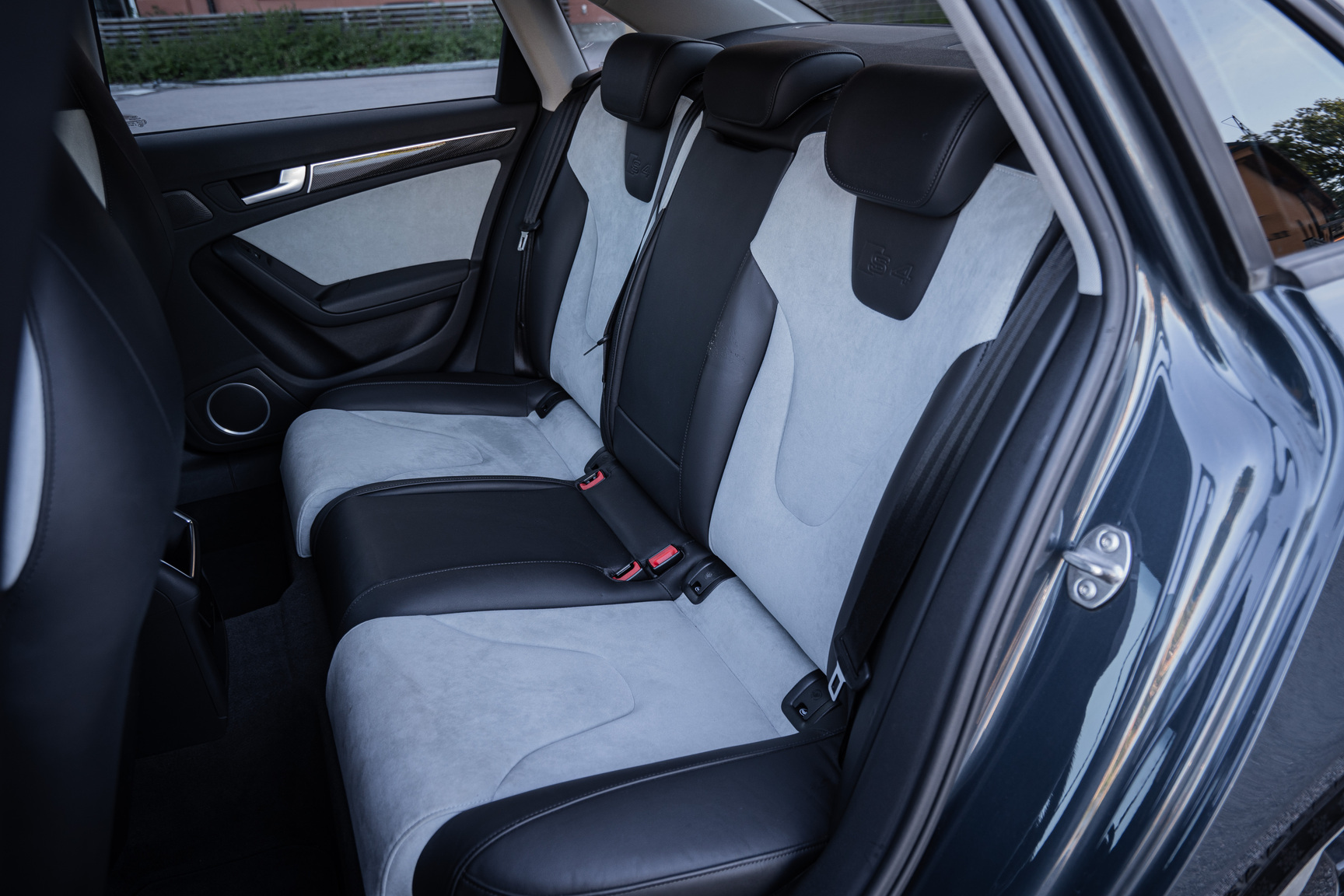 Interior image of 2011 Audi S4 (28)