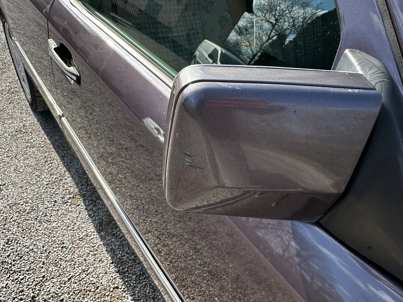Exterior image of 1993 Mercedes-Benz E 220