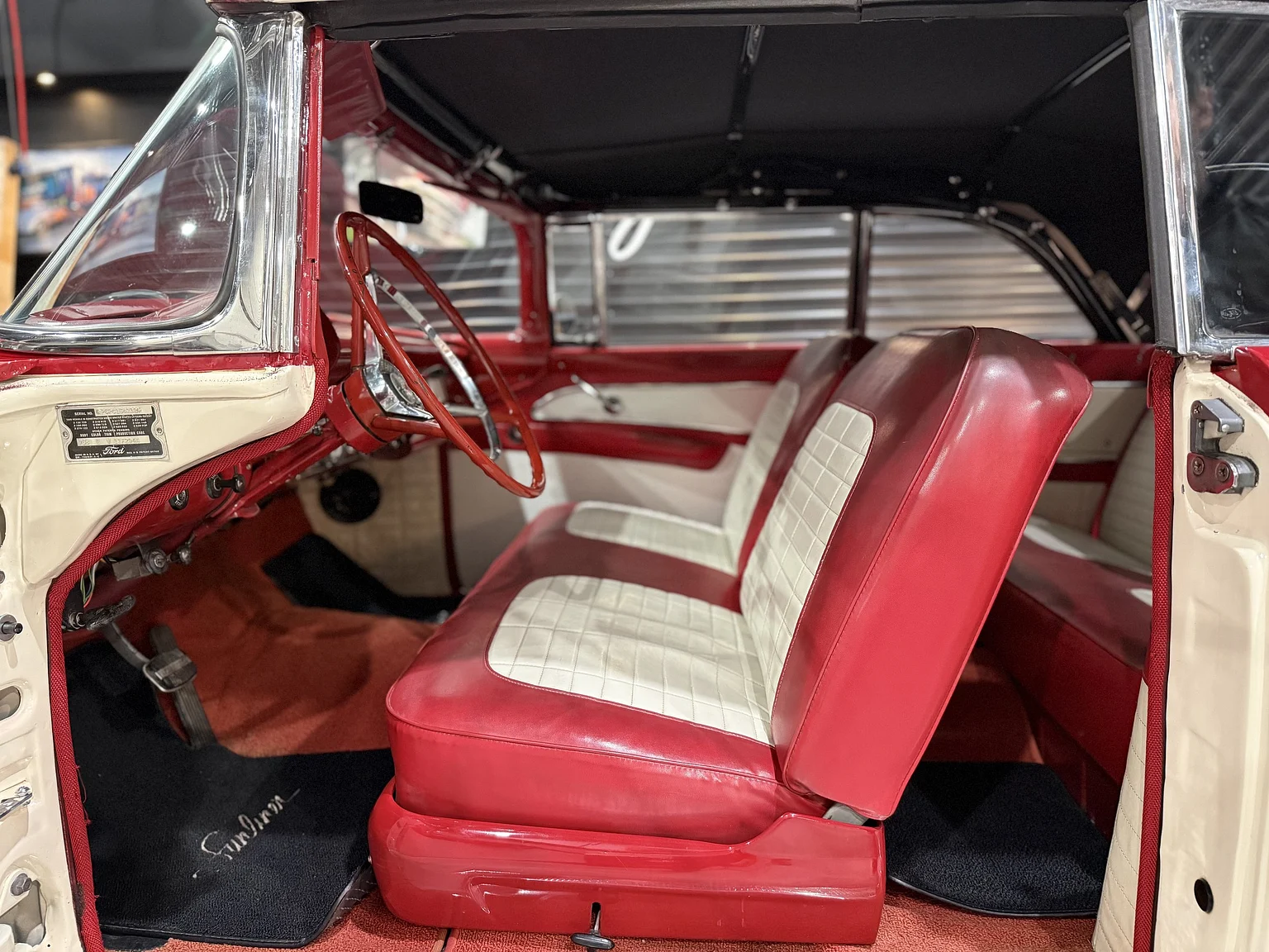 Innenraumfoto von 1956 Ford Fairlane Sunliner V8 5.1 (10)